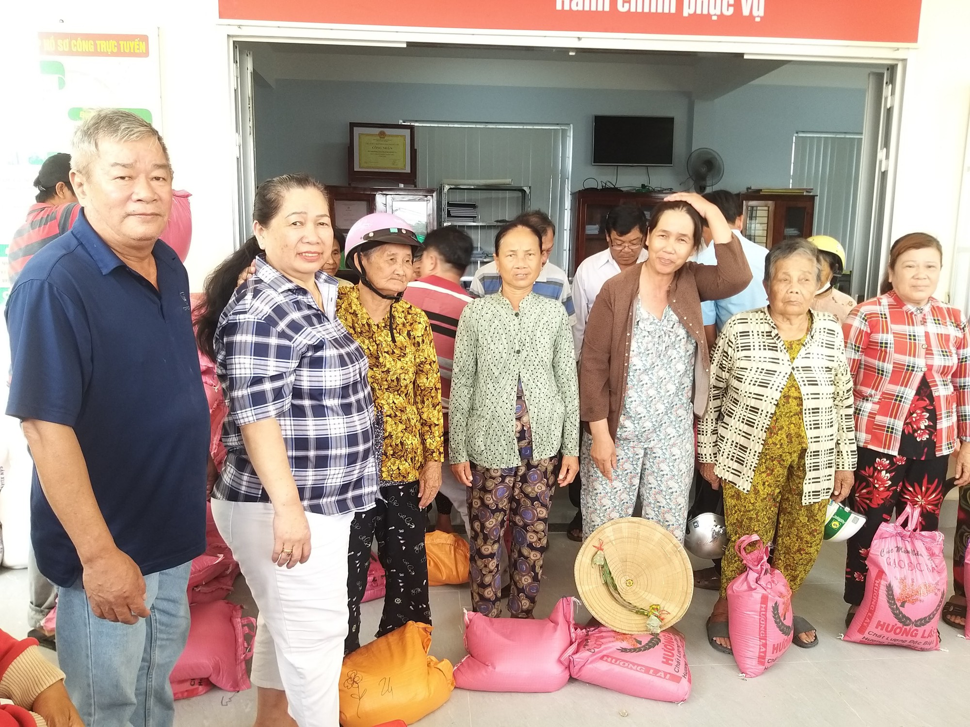 Ban ATGT tỉnh Bến Tre trao tặng 200 phần qu&agrave; cho gia đ&igrave;nh ngh&egrave;o, kh&oacute; khăn - Ảnh 1.