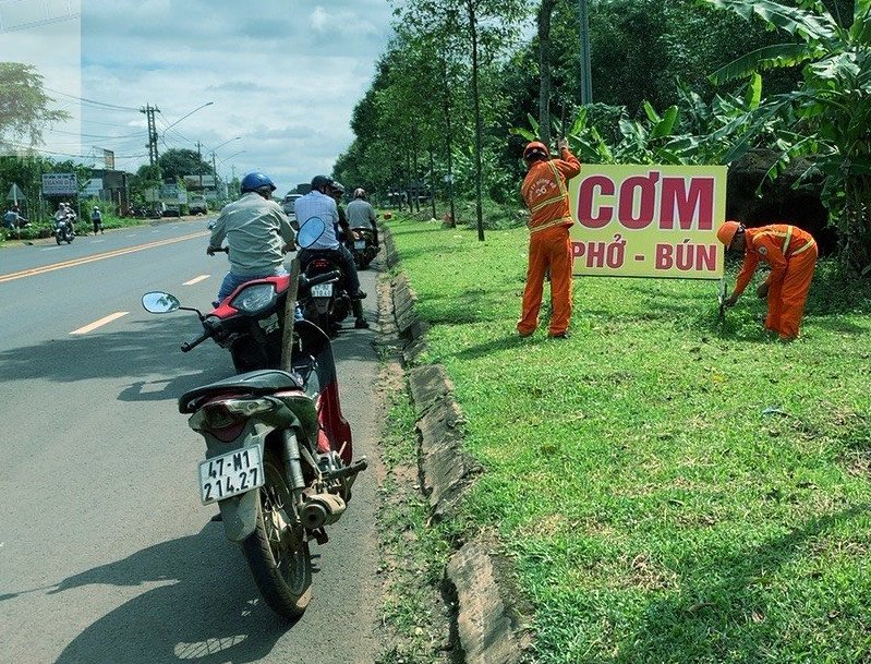 Xử vi phạm h&agrave;nh lang ATGT, tuy&ecirc;n truyền kh&ocirc;ng chở h&agrave;ng qu&aacute; tải - Ảnh 1.