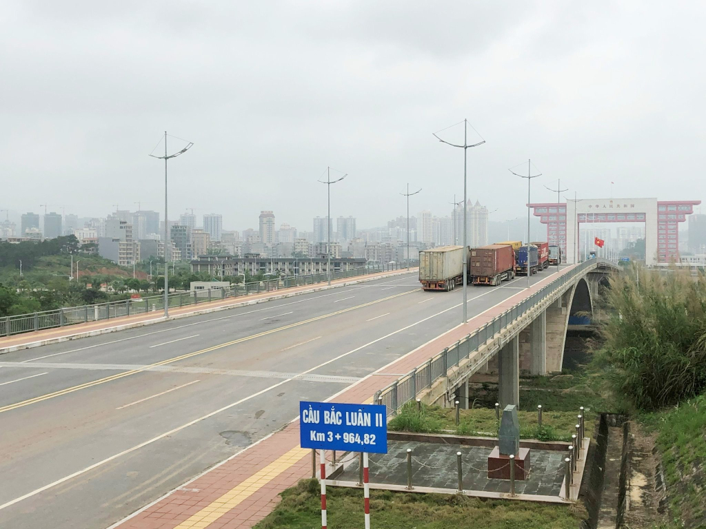 Kh&aacute;ch c&oacute; hộ chiếu, sổ th&ocirc;ng h&agrave;nh du lịch bi&ecirc;n giới được qua cửa khẩu Bắc Lu&acirc;n II - Ảnh 1.