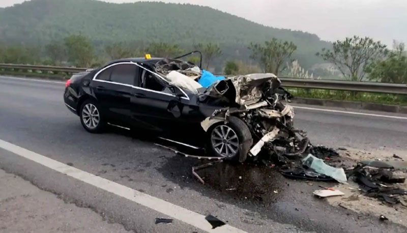 Phần đầu chiếc xe Mercedes biến dạng sau va chạm. Phần đầu chiếc xe Mercedes biến dạng sau va chạm.