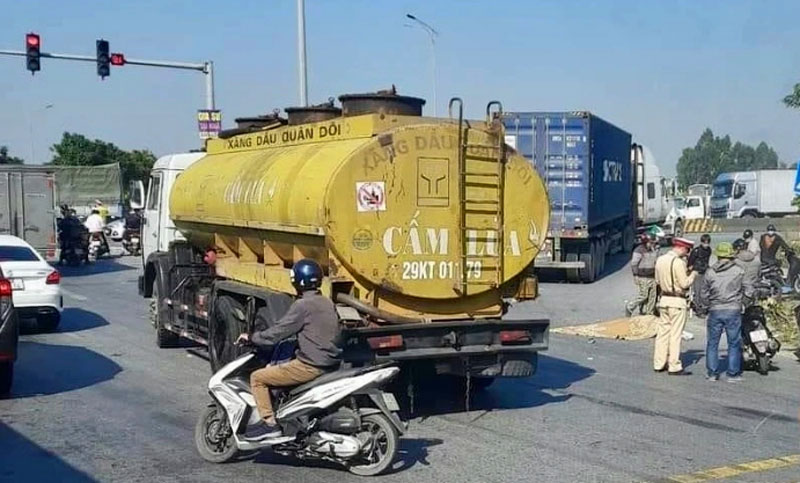 Hiện trường vụ tai nạn khiến một người tử vong tại chỗ, một người bị thương nặng. Hiện trường vụ tai nạn khiến một người tử vong tại chỗ, một người bị thương nặng.