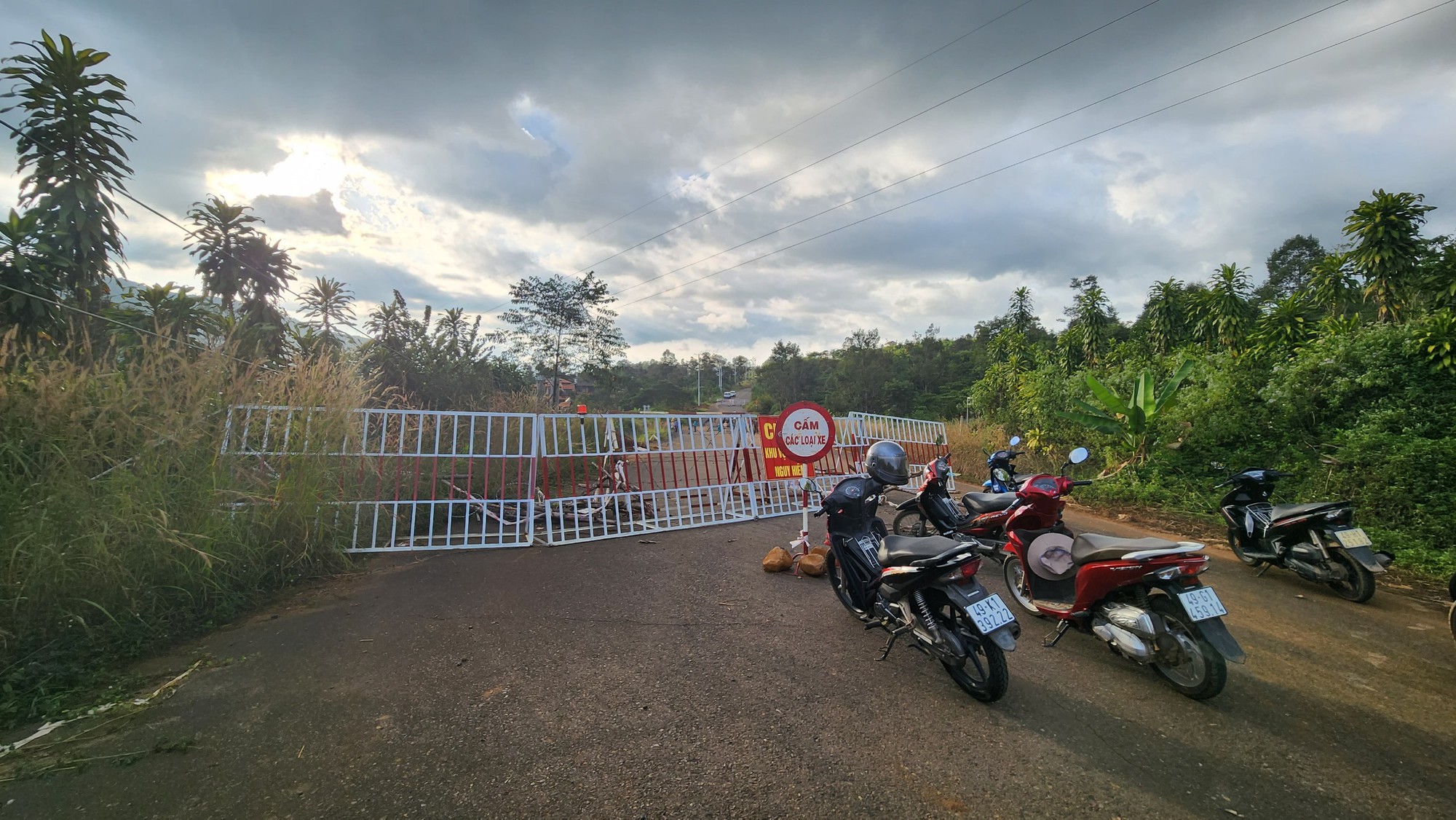 Thêm một nạn nhân rơi hố sụt lún tử vong do TNGT tại đường tránh TP Bảo Lộc - Ảnh 2. Thêm một nạn nhân rơi hố sụt lún tử vong do TNGT tại đường tránh TP Bảo Lộc - Ảnh 2.