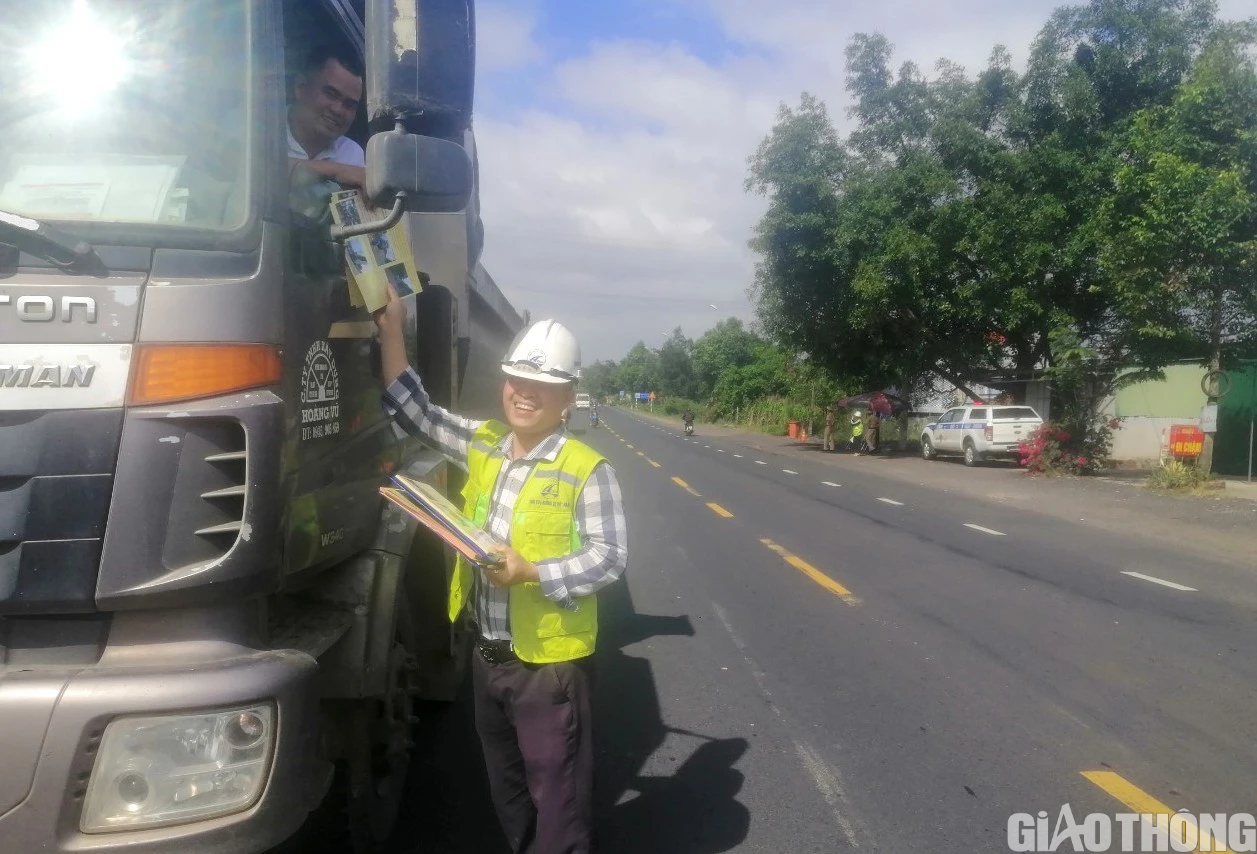 Xử vi phạm h&agrave;nh lang ATGT, tuy&ecirc;n truyền kh&ocirc;ng chở h&agrave;ng qu&aacute; tải - Ảnh 3.