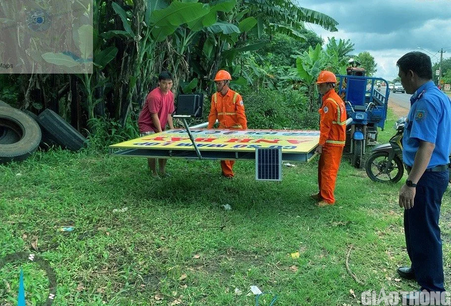 Xử vi phạm h&agrave;nh lang ATGT, tuy&ecirc;n truyền kh&ocirc;ng chở h&agrave;ng qu&aacute; tải - Ảnh 2.