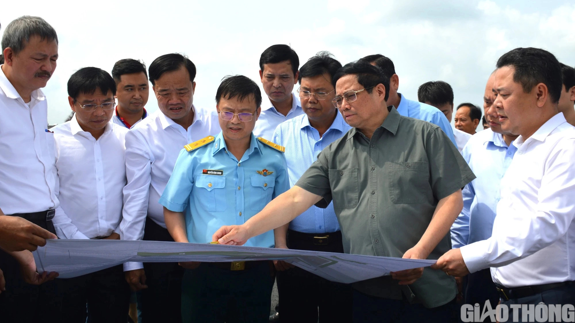 Thủ tướng kiểm tra thực tế cao tốc, s&acirc;n bay C&agrave; Mau - Ảnh 1.