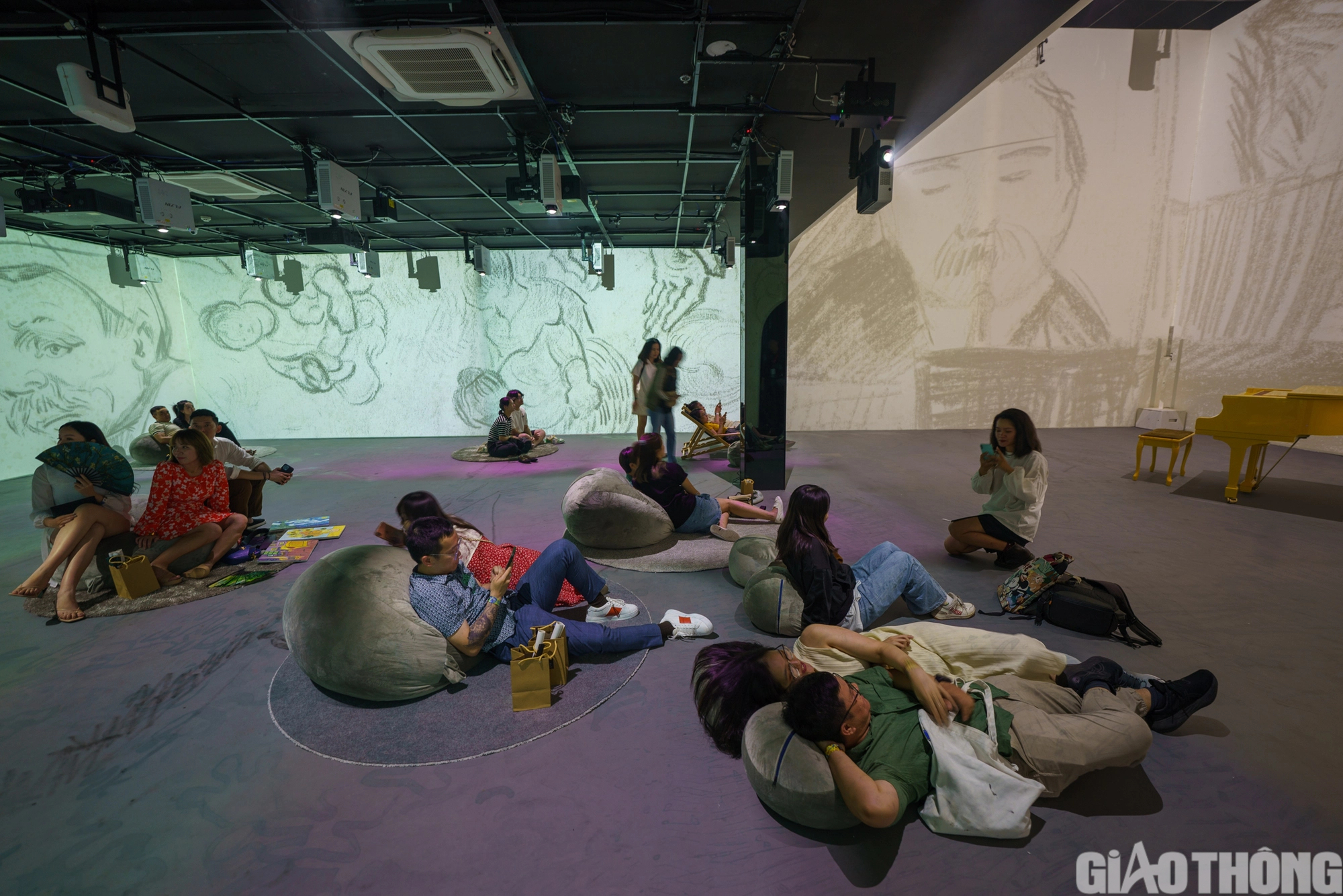 Giới trẻ thích thú với triển lãm nghệ thuật đa giác quan Van Gogh - Ảnh 3. Giới trẻ thích thú với triển lãm nghệ thuật đa giác quan Van Gogh - Ảnh 3.