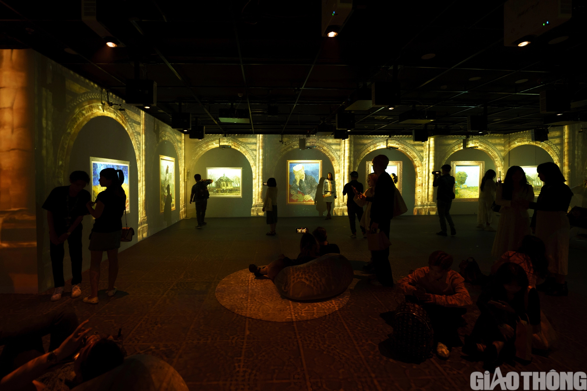 Giới trẻ thích thú với triển lãm nghệ thuật đa giác quan Van Gogh - Ảnh 4. Giới trẻ thích thú với triển lãm nghệ thuật đa giác quan Van Gogh - Ảnh 4.