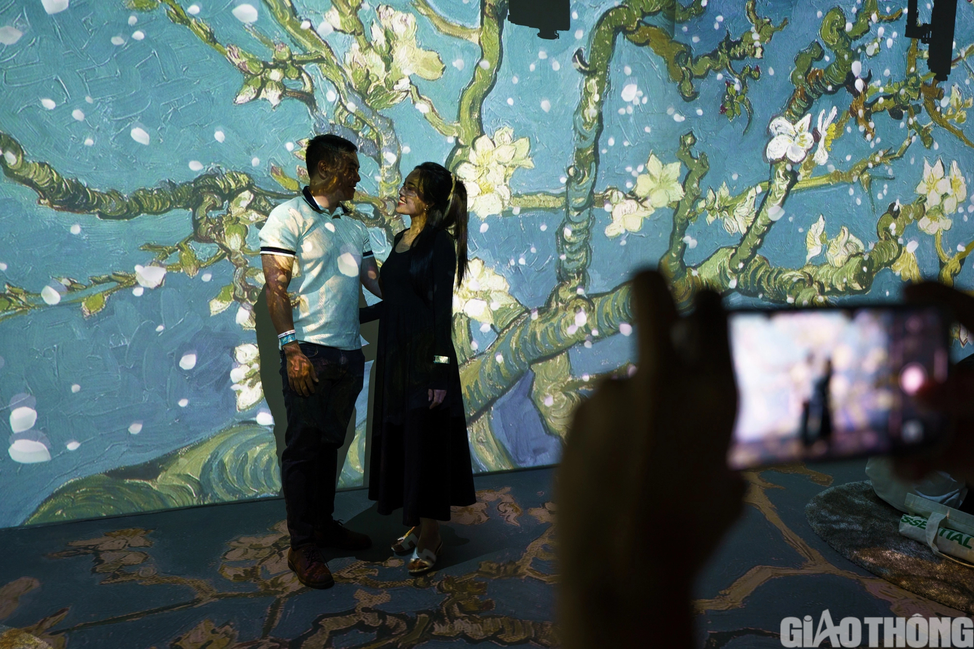 Giới trẻ thích thú với triển lãm nghệ thuật đa giác quan Van Gogh - Ảnh 13. Giới trẻ thích thú với triển lãm nghệ thuật đa giác quan Van Gogh - Ảnh 13.