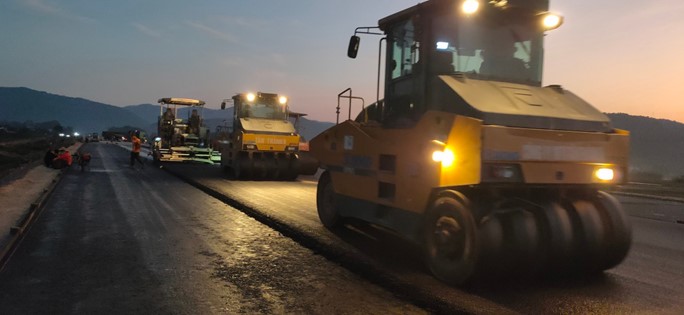 Thảm những m&eacute;t b&ecirc; t&ocirc;ng nhựa đầu ti&ecirc;n tại dự &aacute;n cao tốc Diễn Ch&acirc;u - B&atilde;i Vọt - Ảnh 3.