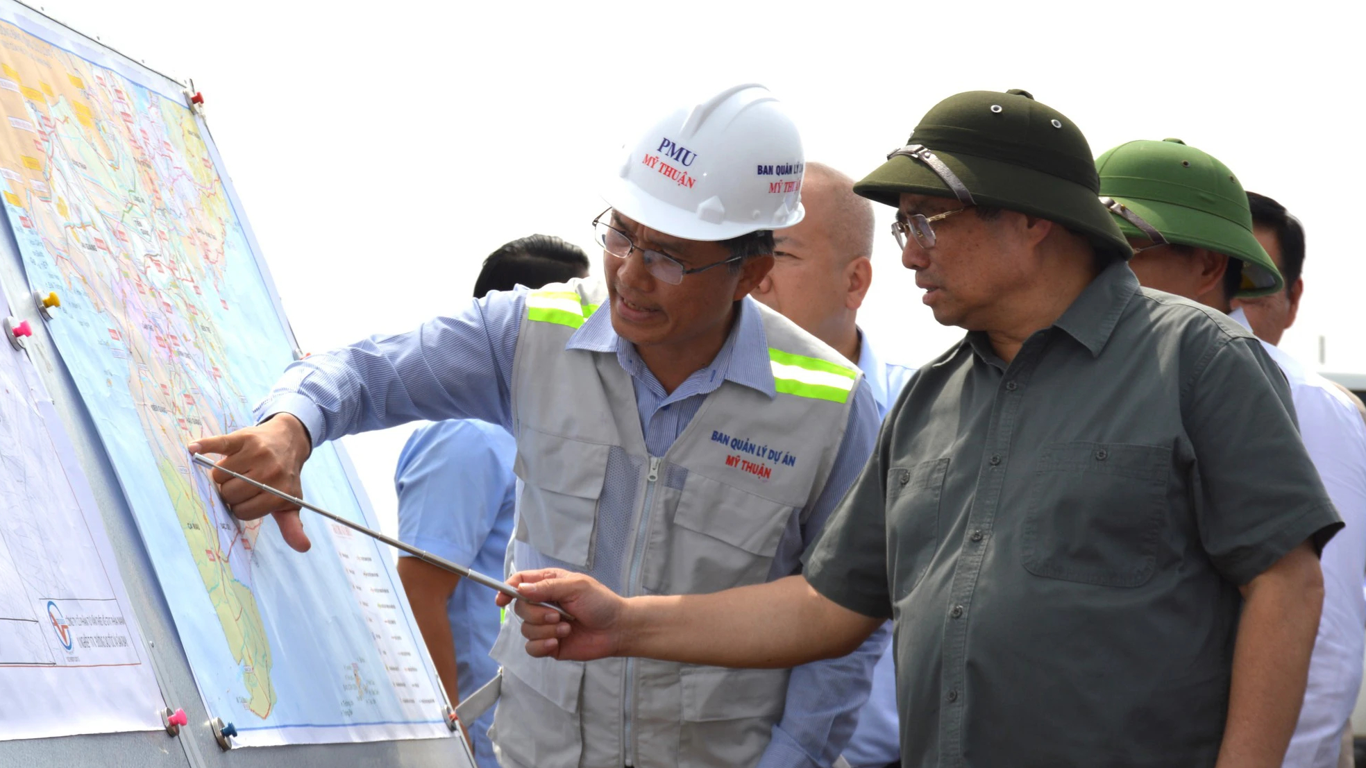 Thủ tướng kiểm tra đường cao tốc, s&acirc;n bay C&agrave; Mau - Ảnh 1.