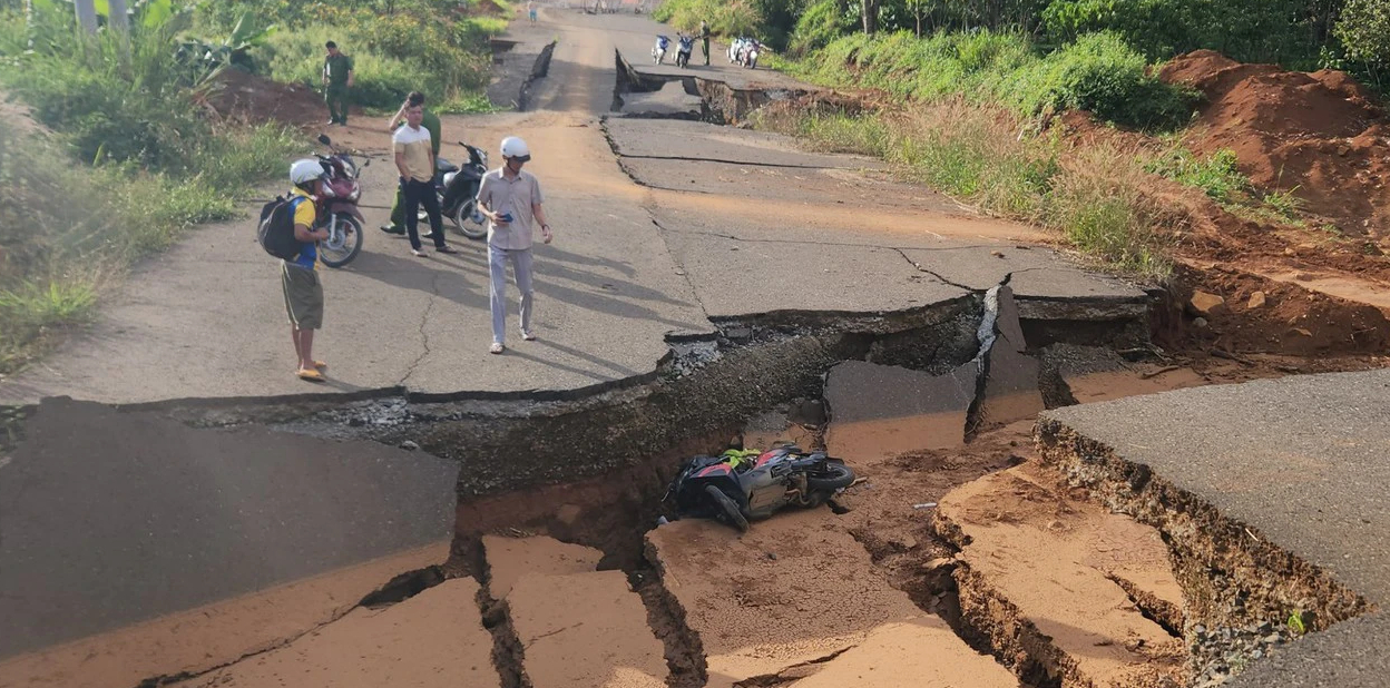 Thêm một nạn nhân rơi hố sụt lún tử vong do TNGT tại đường tránh TP Bảo Lộc - Ảnh 1. Thêm một nạn nhân rơi hố sụt lún tử vong do TNGT tại đường tránh TP Bảo Lộc - Ảnh 1.