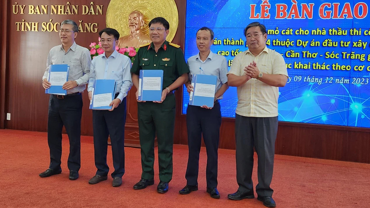 Sóc Trăng bàn giao 5 mỏ cát cho nhà thầu thi công cao tốc - Ảnh 1. Sóc Trăng bàn giao 5 mỏ cát cho nhà thầu thi công cao tốc - Ảnh 1.