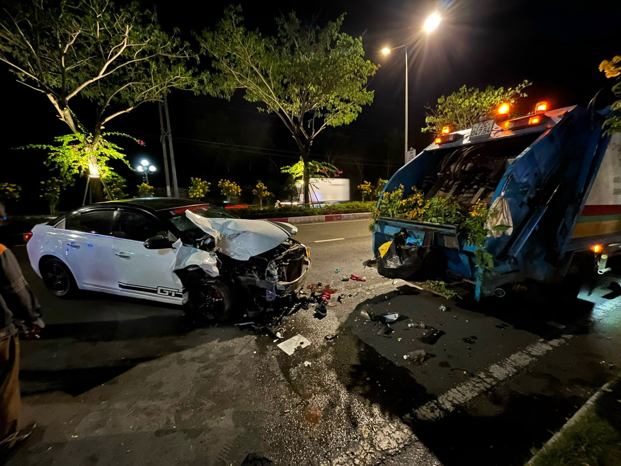 Xe con t&ocirc;ng v&agrave;o xe chở r&aacute;c một c&ocirc;ng nh&acirc;n tử vong - Ảnh 1.