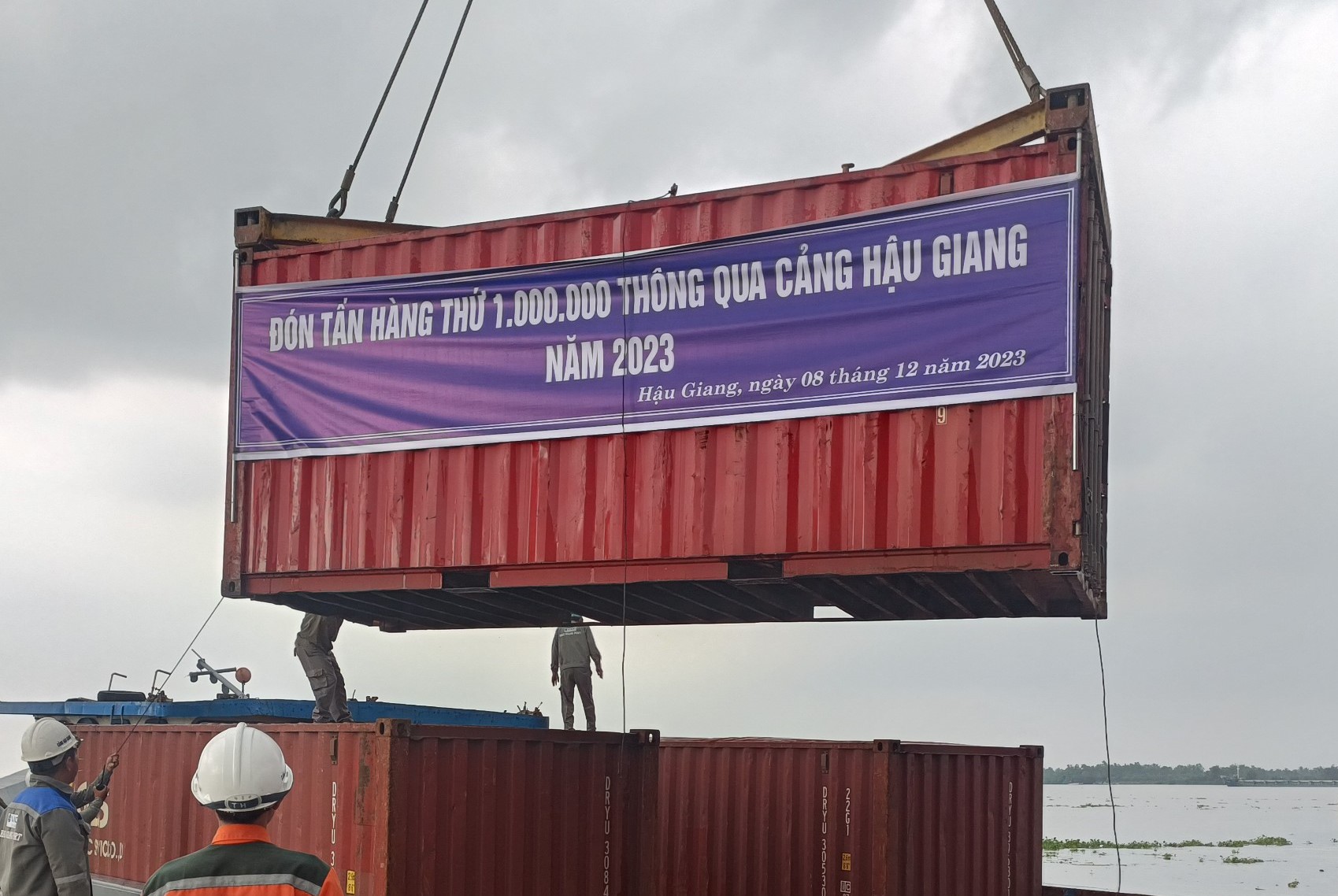 Cảng VIMC Hậu Giang xếp dỡ tấn hàng hóa thứ 1 triệu - Ảnh 1. Cảng VIMC Hậu Giang xếp dỡ tấn hàng hóa thứ 1 triệu - Ảnh 1.
