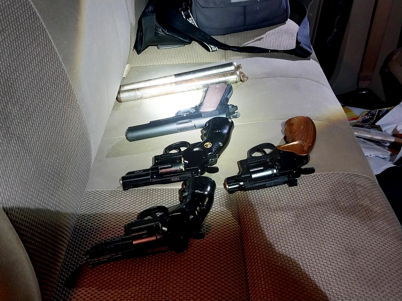 Kiểm tra xe b&aacute;n tải ph&aacute;t hiện 7 người ph&ecirc; ma t&uacute;y v&agrave; tr&ecirc;n xe chứa s&uacute;ng v&agrave; nhiều h&agrave;ng n&oacute;ng - Ảnh 1.