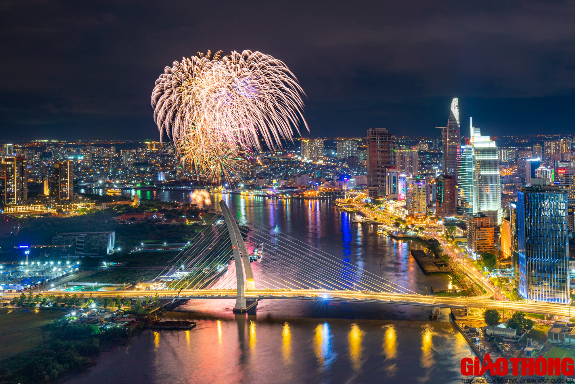 Những c&acirc;y cầu biểu tượng, tạo điểm nhấn cho TP.HCM - Ảnh 8.