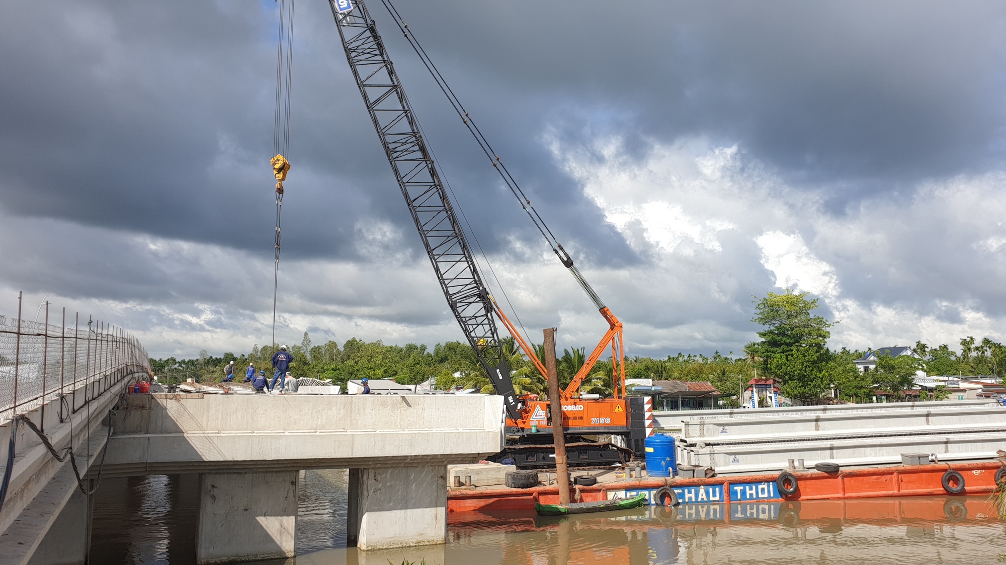 G&aacute;c 20 dầm b&ecirc; t&ocirc;ng, hợp long cầu T&acirc;y Đ&ocirc; bắc qua s&ocirc;ng Cần Thơ - Ảnh 3.
