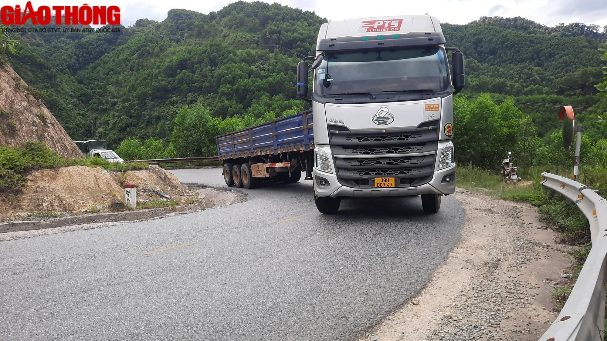 Nối cống, bạt đồi cải tạo h&agrave;ng loạt điểm cua &ldquo;c&ugrave;i chỏ&rdquo; tr&ecirc;n QL49 - Ảnh 11.