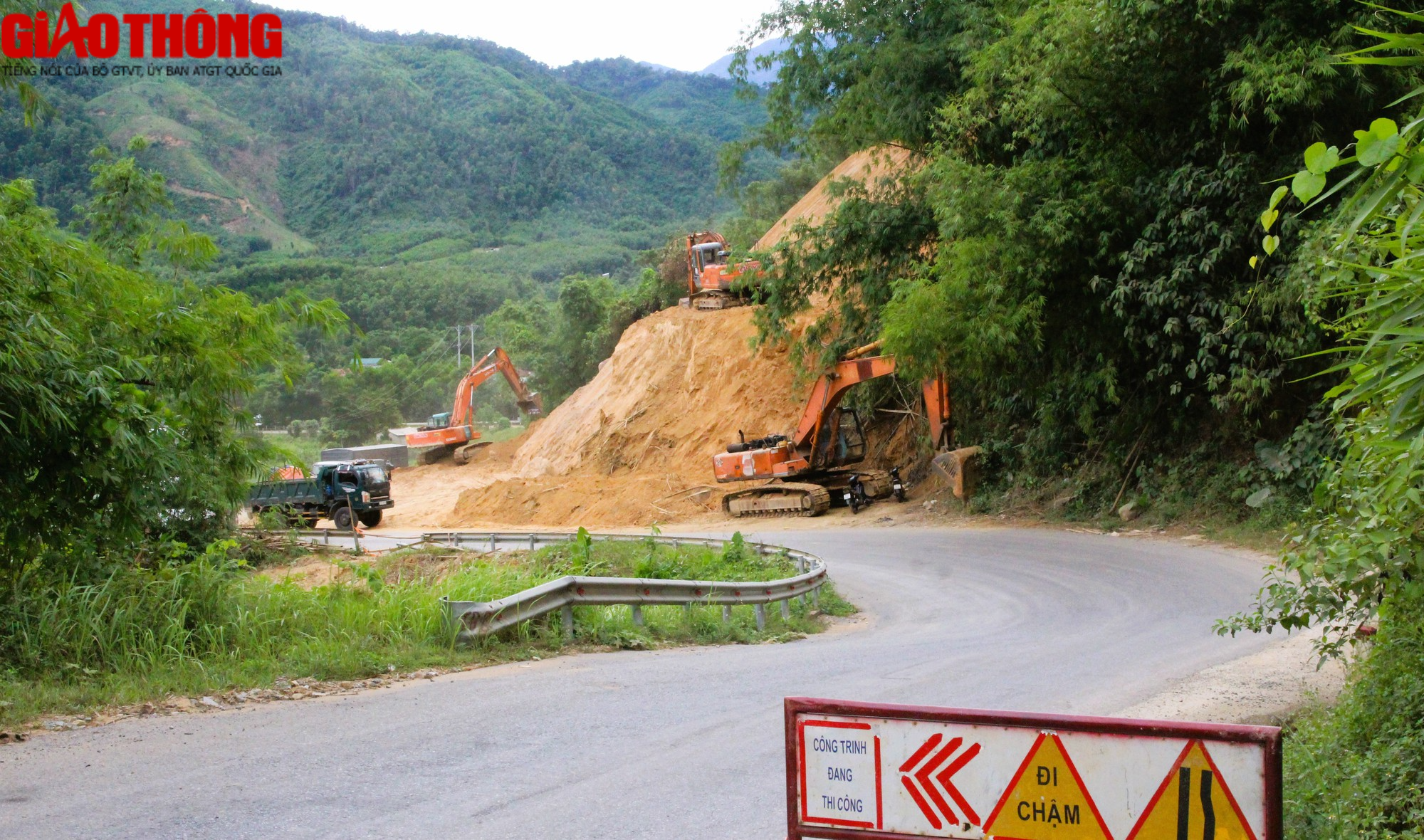 Nối cống, bạt đồi cải tạo h&agrave;ng loạt điểm cua &ldquo;c&ugrave;i chỏ&rdquo; tr&ecirc;n QL49 - Ảnh 14.
