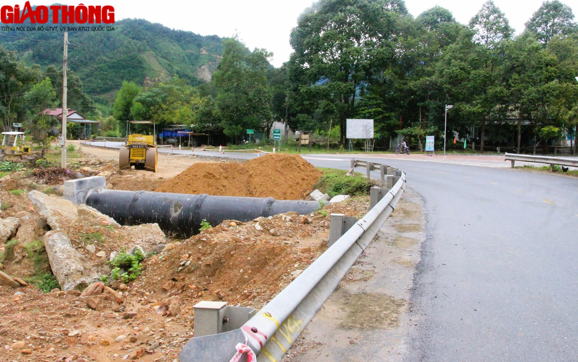 Nối cống, bạt đồi cải tạo h&agrave;ng loạt điểm cua &ldquo;c&ugrave;i chỏ&rdquo; tr&ecirc;n QL49 - Ảnh 17.
