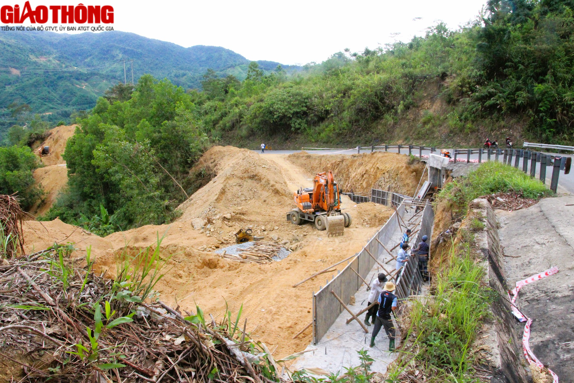 Nối cống, bạt đồi cải tạo h&agrave;ng loạt điểm cua &ldquo;c&ugrave;i chỏ&rdquo; tr&ecirc;n QL49 - Ảnh 19.