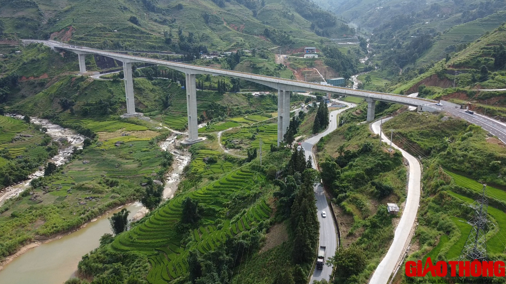 Cầu M&oacute;ng Sến đọ d&aacute;ng c&ugrave;ng n&uacute;i m&acirc;y trời T&acirc;y Bắc - Ảnh 1.