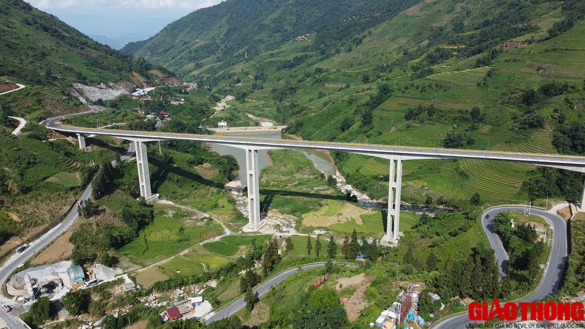 Cầu M&oacute;ng Sến đọ d&aacute;ng c&ugrave;ng n&uacute;i m&acirc;y trời T&acirc;y Bắc - Ảnh 2.