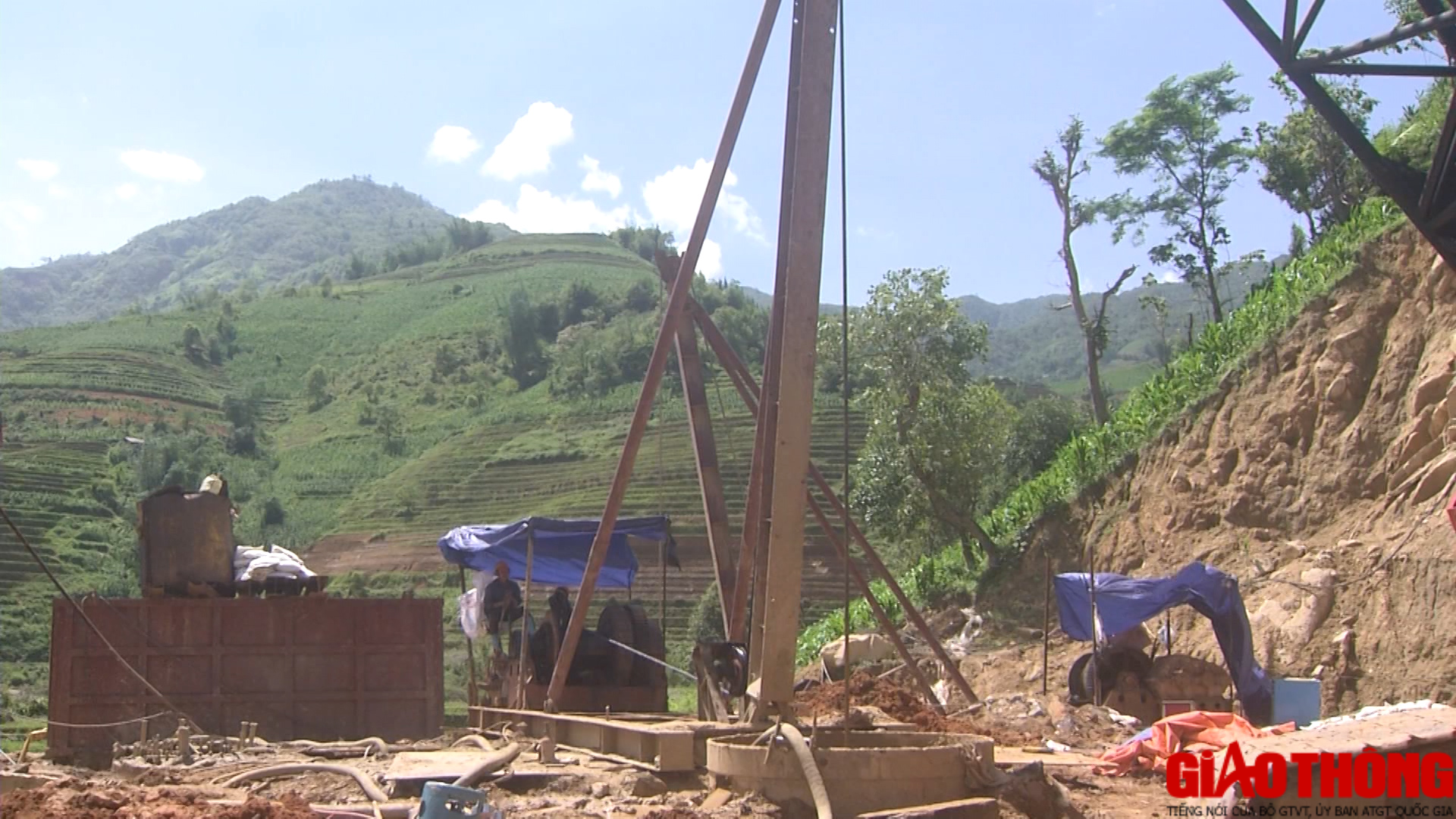 Cầu M&oacute;ng Sến đọ d&aacute;ng c&ugrave;ng n&uacute;i m&acirc;y trời T&acirc;y Bắc - Ảnh 3.