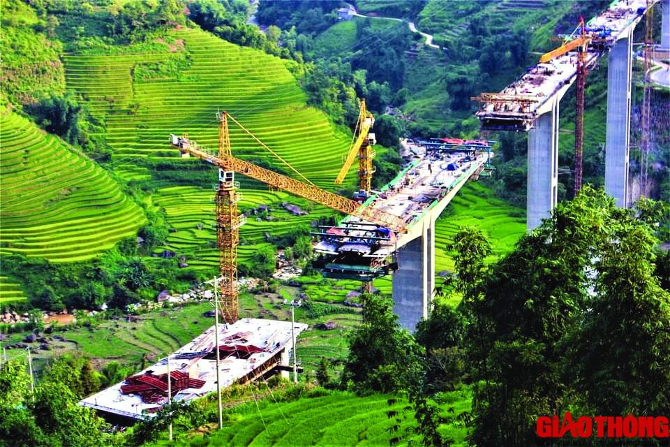 Cầu M&oacute;ng Sến đọ d&aacute;ng c&ugrave;ng n&uacute;i m&acirc;y trời T&acirc;y Bắc - Ảnh 4.