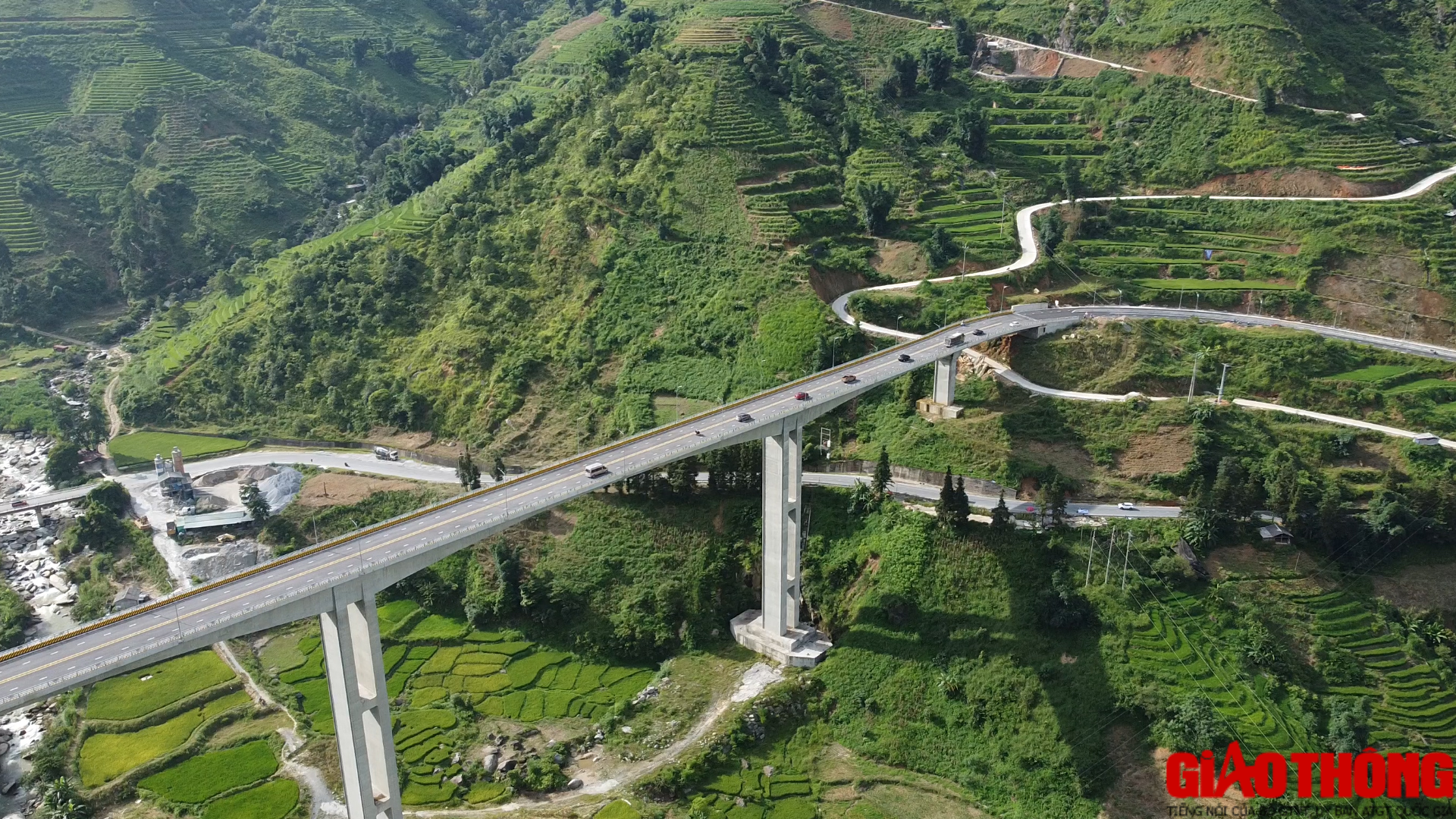 Cầu M&oacute;ng Sến đọ d&aacute;ng c&ugrave;ng n&uacute;i m&acirc;y trời T&acirc;y Bắc - Ảnh 8.