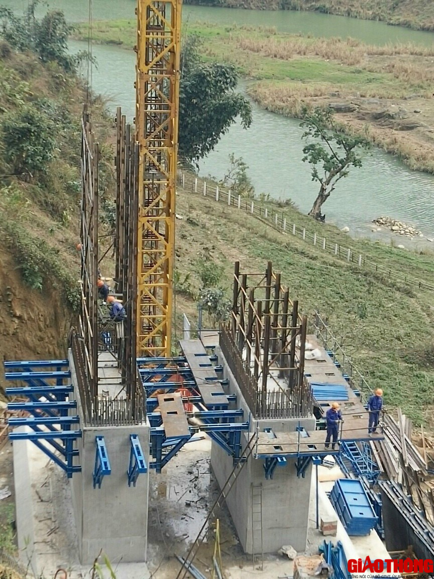 Cầu M&oacute;ng Sến đọ d&aacute;ng c&ugrave;ng n&uacute;i m&acirc;y trời T&acirc;y Bắc - Ảnh 11.