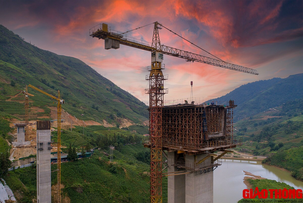 Cầu M&oacute;ng Sến đọ d&aacute;ng c&ugrave;ng n&uacute;i m&acirc;y trời T&acirc;y Bắc - Ảnh 12.