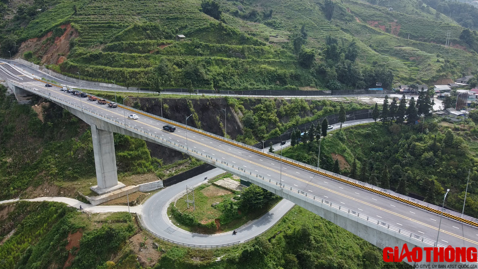 Cầu M&oacute;ng Sến đọ d&aacute;ng c&ugrave;ng n&uacute;i m&acirc;y trời T&acirc;y Bắc - Ảnh 20.