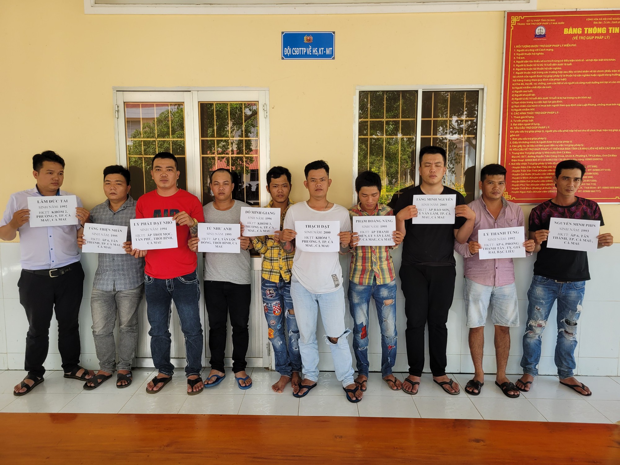 10 người thu&ecirc; taxi, mang hung kh&iacute; đi giải quyết m&acirc;u thuẫn ở C&agrave; Mau - Ảnh 1.