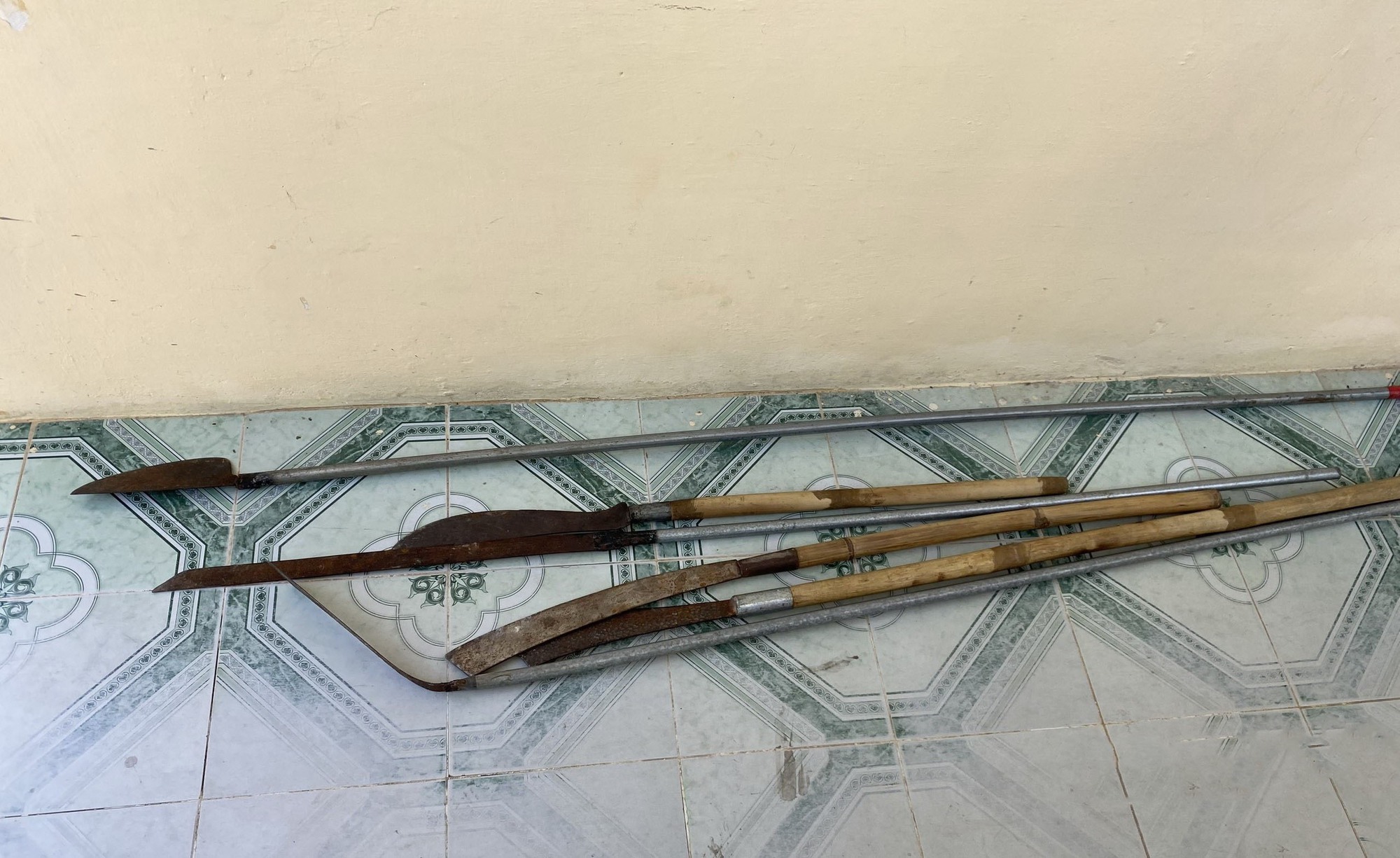 Vụ hỗn chiến trong nghĩa trang ở Kh&aacute;nh H&ograve;a: Tạm giữ h&igrave;nh sự 10 thanh ni&ecirc;n - Ảnh 1.