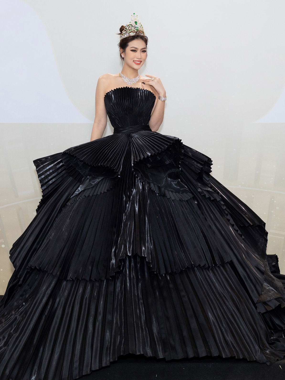 Hoa hậu đẹp nhất thế giới 2022 v&agrave; d&agrave;n mỹ nh&acirc;n đổ bộ thảm đỏ chung kết Hoa hậu H&ograve;a b&igrave;nh Việt Nam - Ảnh 1.