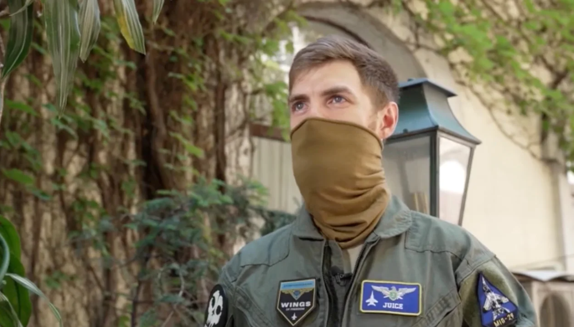 Hai m&aacute;y bay huấn luyện đ&acirc;m nhau, phi c&ocirc;ng t&agrave;i năng của Ukraine thiệt mạng - Ảnh 1.