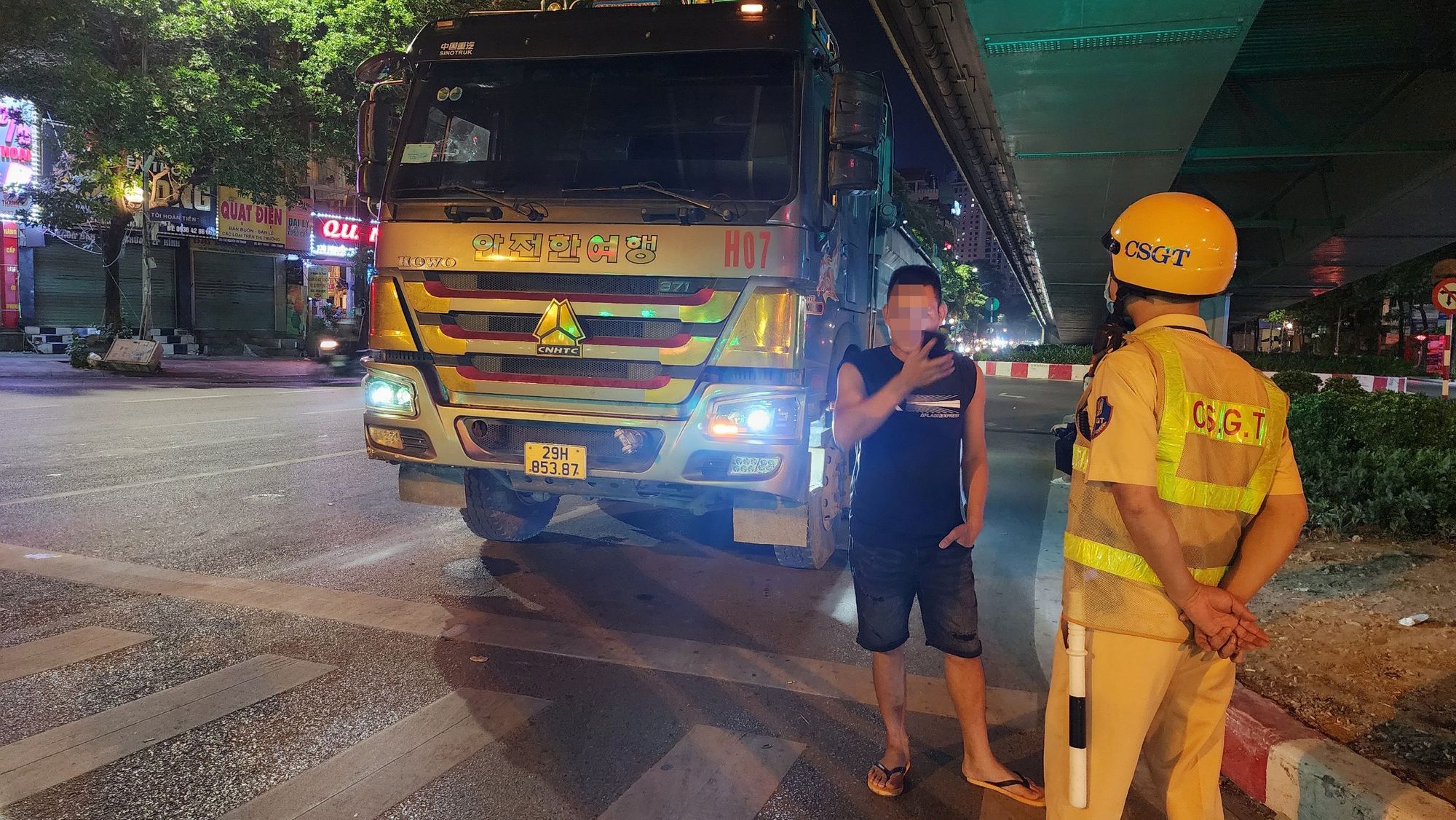 Sau phản &aacute;nh của B&aacute;o Giao th&ocirc;ng, CSGT mật phục xử l&yacute; xe chở đất vi phạm - Ảnh 3.