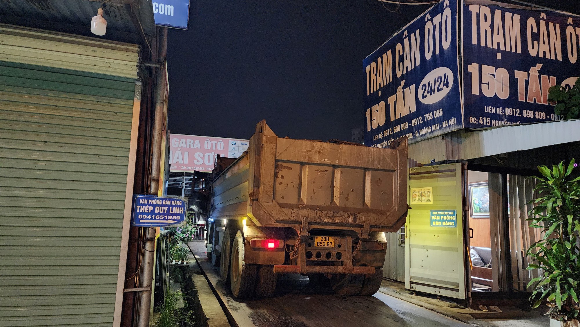 Sau phản &aacute;nh của B&aacute;o Giao th&ocirc;ng, CSGT mật phục xử l&yacute; xe chở đất vi phạm - Ảnh 4.