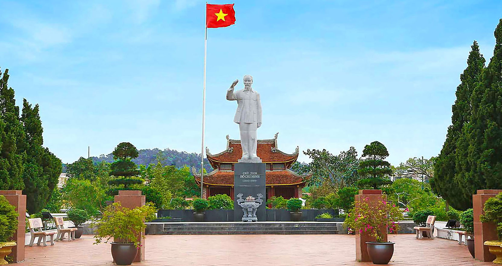 Tượng đài Bác Hồ trên đảo Cô Tô là địa điểm thu hút đông đảo khách du lịch hàng năm Tượng đài Bác Hồ trên đảo Cô Tô là địa điểm thu hút đông đảo khách du lịch hàng năm