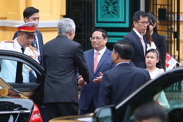 Cận cảnh Thủ tướng Phạm Minh Ch&iacute;nh chủ tr&igrave; lễ đ&oacute;n Thủ tướng Singapore L&yacute; Hiển Long - Ảnh 1.