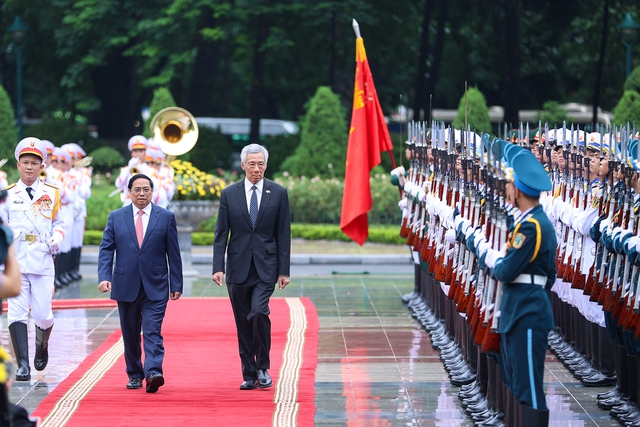 Cận cảnh Thủ tướng Phạm Minh Ch&iacute;nh chủ tr&igrave; lễ đ&oacute;n Thủ tướng Singapore L&yacute; Hiển Long - Ảnh 3.