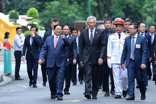 Cận cảnh Thủ tướng Phạm Minh Ch&iacute;nh chủ tr&igrave; lễ đ&oacute;n Thủ tướng Singapore L&yacute; Hiển Long - Ảnh 5.