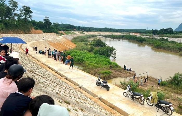 Xuống rửa tay, b&eacute; g&aacute;i kh&ocirc;ng may trượt ch&acirc;n rơi xuống s&ocirc;ng, mất t&iacute;ch - Ảnh 1.