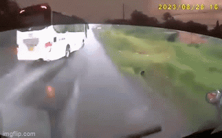 Camera vụ xe kh&aacute;ch lật tr&ecirc;n quốc lộ 14, h&agrave;nh kh&aacute;ch g&agrave;o kh&oacute;c hoảng loạn