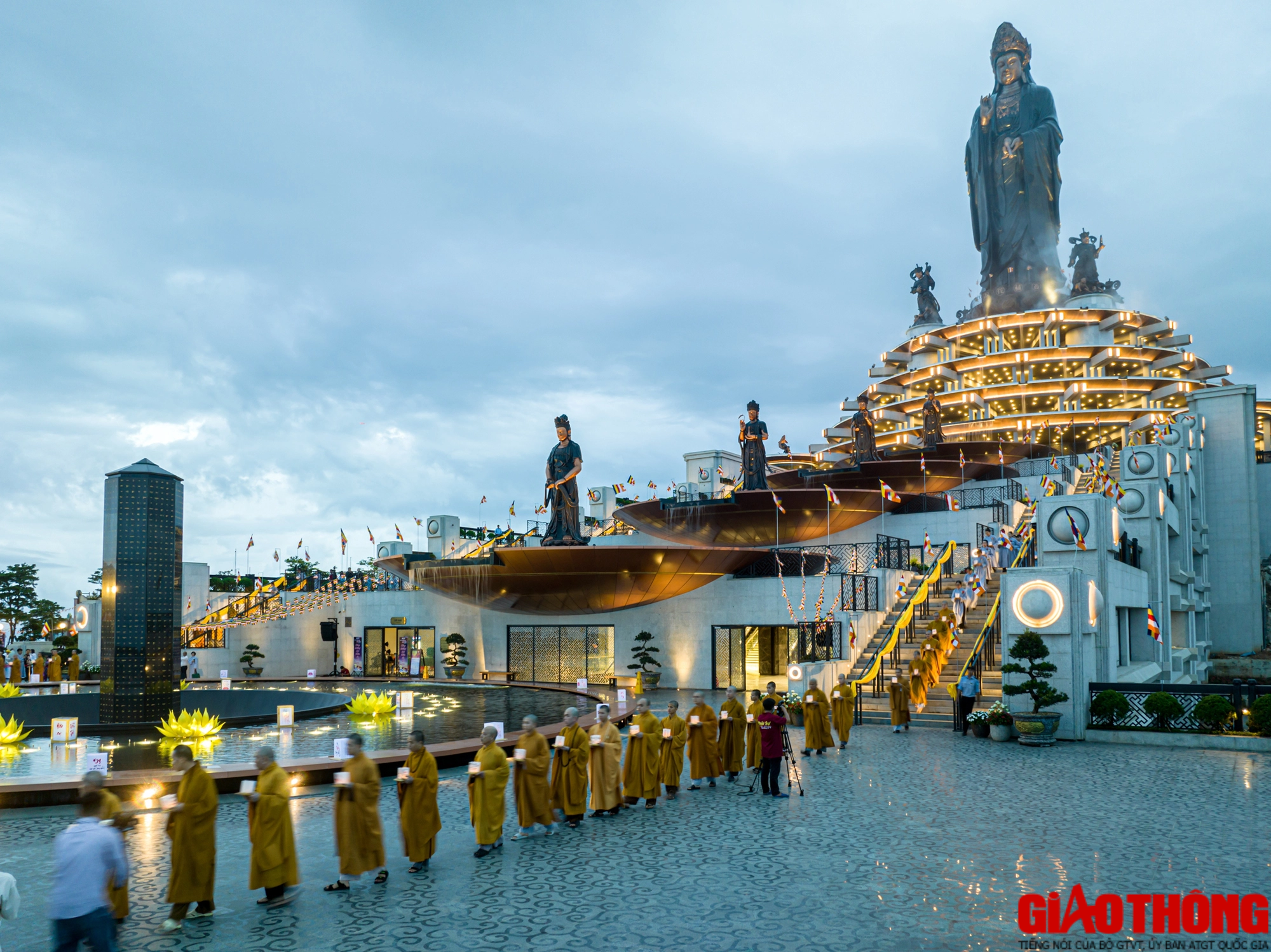 Khoảnh khắc x&uacute;c động mừng lễ Vu Lan tại n&uacute;i B&agrave; Đen - Ảnh 5.