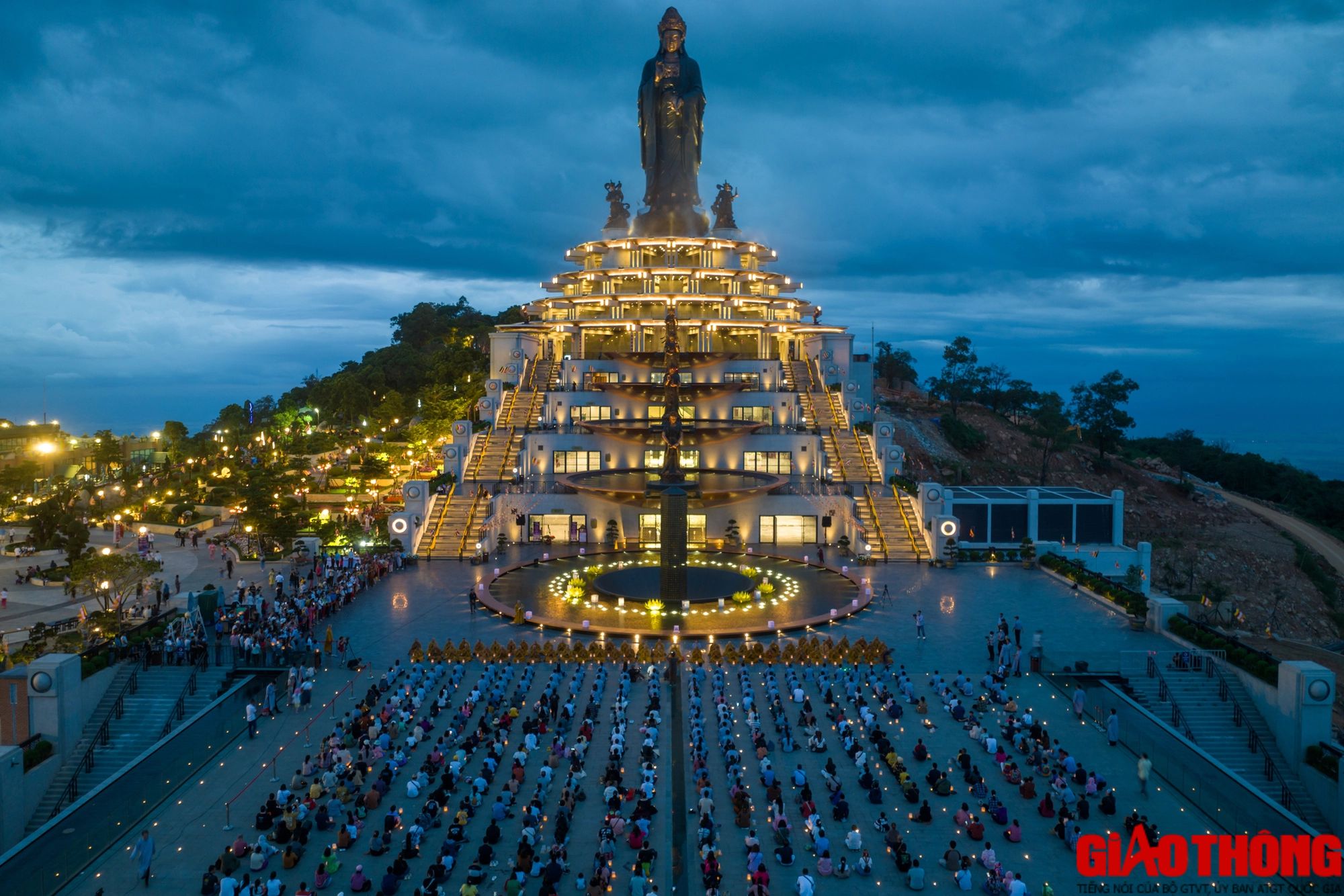 Khoảnh khắc x&uacute;c động mừng lễ Vu Lan tại n&uacute;i B&agrave; Đen - Ảnh 6.