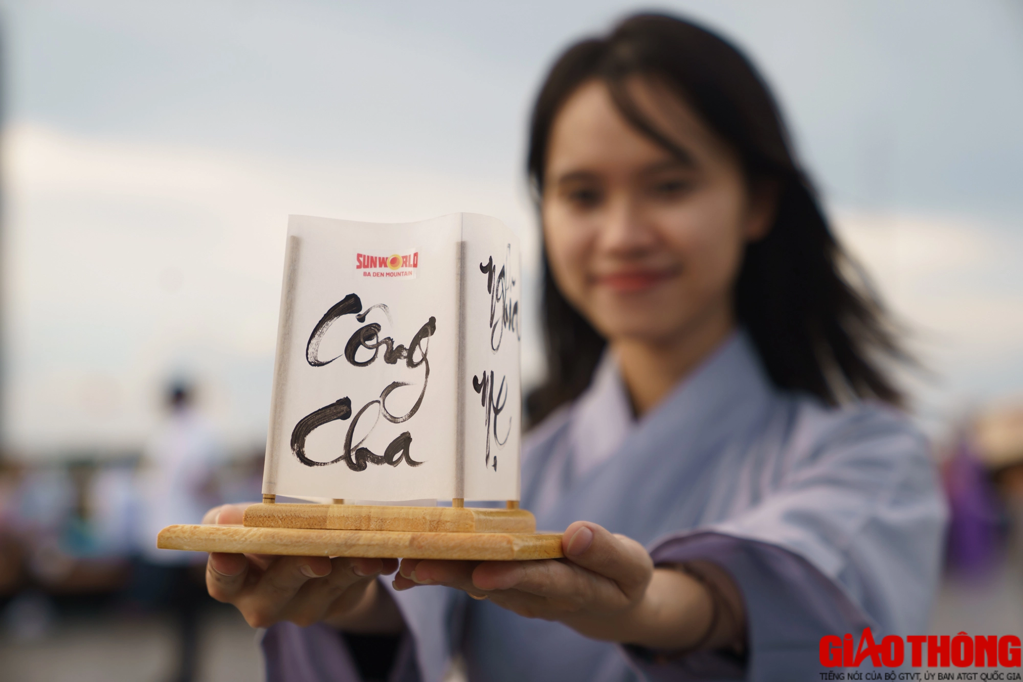 Khoảnh khắc x&uacute;c động mừng lễ Vu Lan tại n&uacute;i B&agrave; Đen - Ảnh 7.