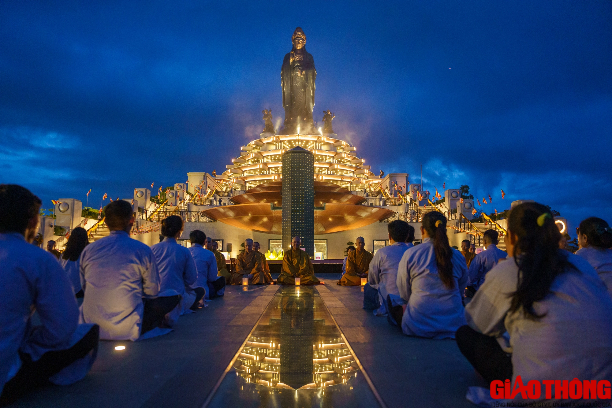 Khoảnh khắc x&uacute;c động mừng lễ Vu Lan tại n&uacute;i B&agrave; Đen - Ảnh 9.