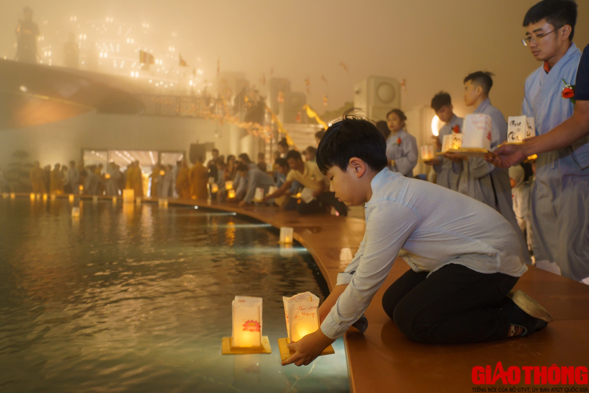 Khoảnh khắc x&uacute;c động mừng lễ Vu Lan tại n&uacute;i B&agrave; Đen - Ảnh 12.